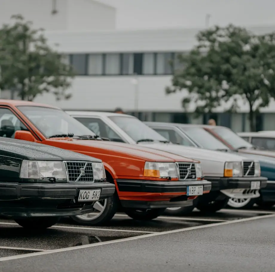 Rivi klassisia Volvoja parkkipaikalla